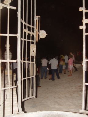  Hueco de la campana por la que se accede a las bóvedas del templo trianero